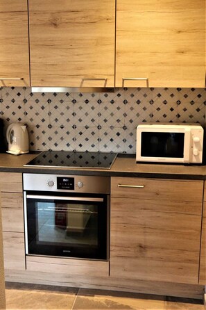 ثلاجة، ميكروويف، موقد طهي مسطح، غسالة أطباق