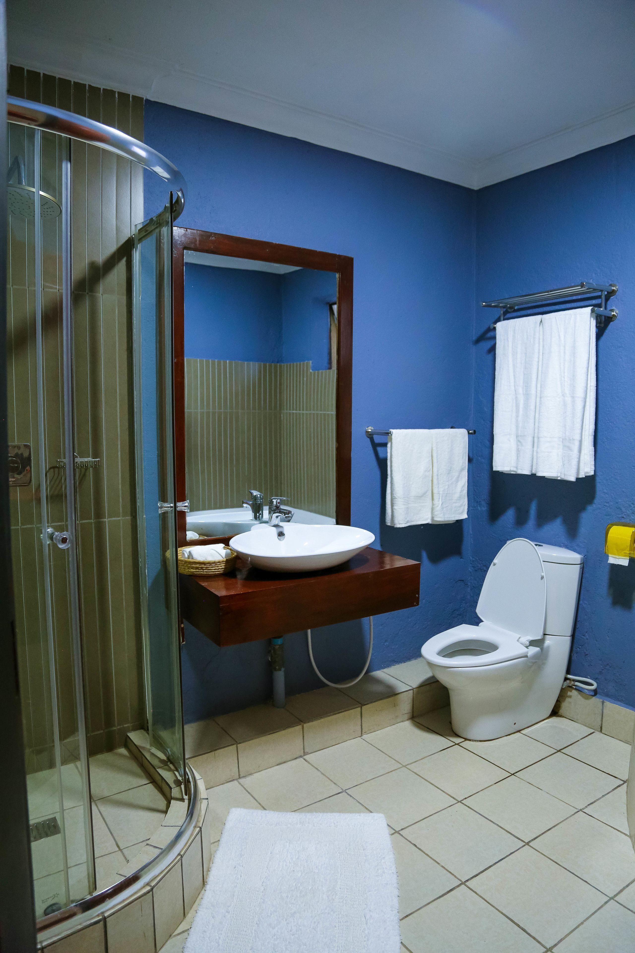 Baño | Cabezal de ducha tipo lluvia y artículos de higiene personal gratuitos