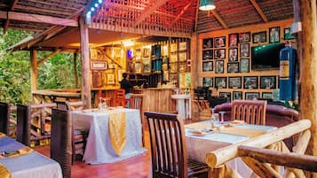 Breakfast, lunch, dinner served; local and international cuisine