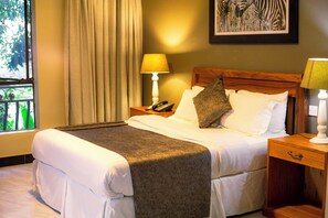 Habitación Deluxe doble, 1 cama de matrimonio, vistas al jardín | Caja fuerte, decoración individual, mobiliario individual y escritorio