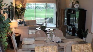 TV connectée, lecteur de DVD, livres