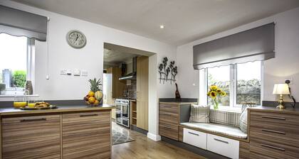 Moor Cottage- Attractive home with garden, sleeps 7 KYNREN