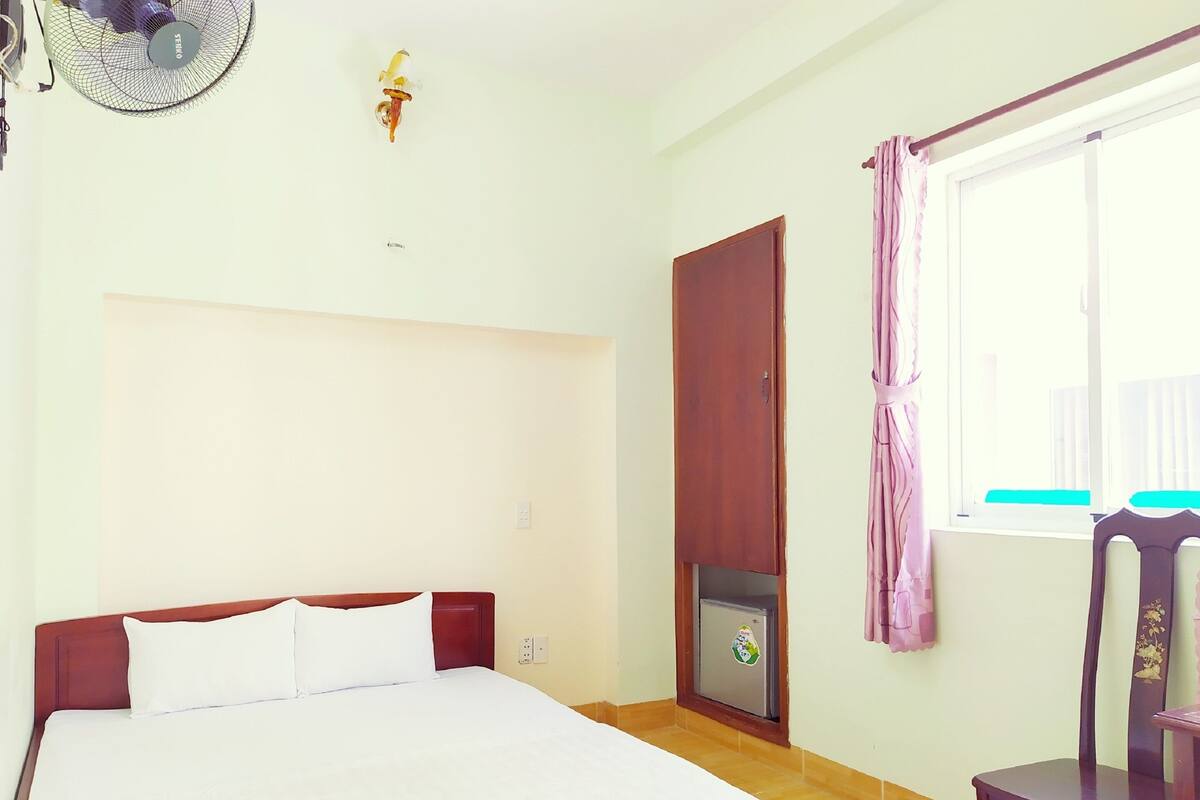 Habitación doble superior, 1 cama de matrimonio, no fumadores, baño privado | Escritorio, espacio para trabajar con un portátil, cortinas opacas