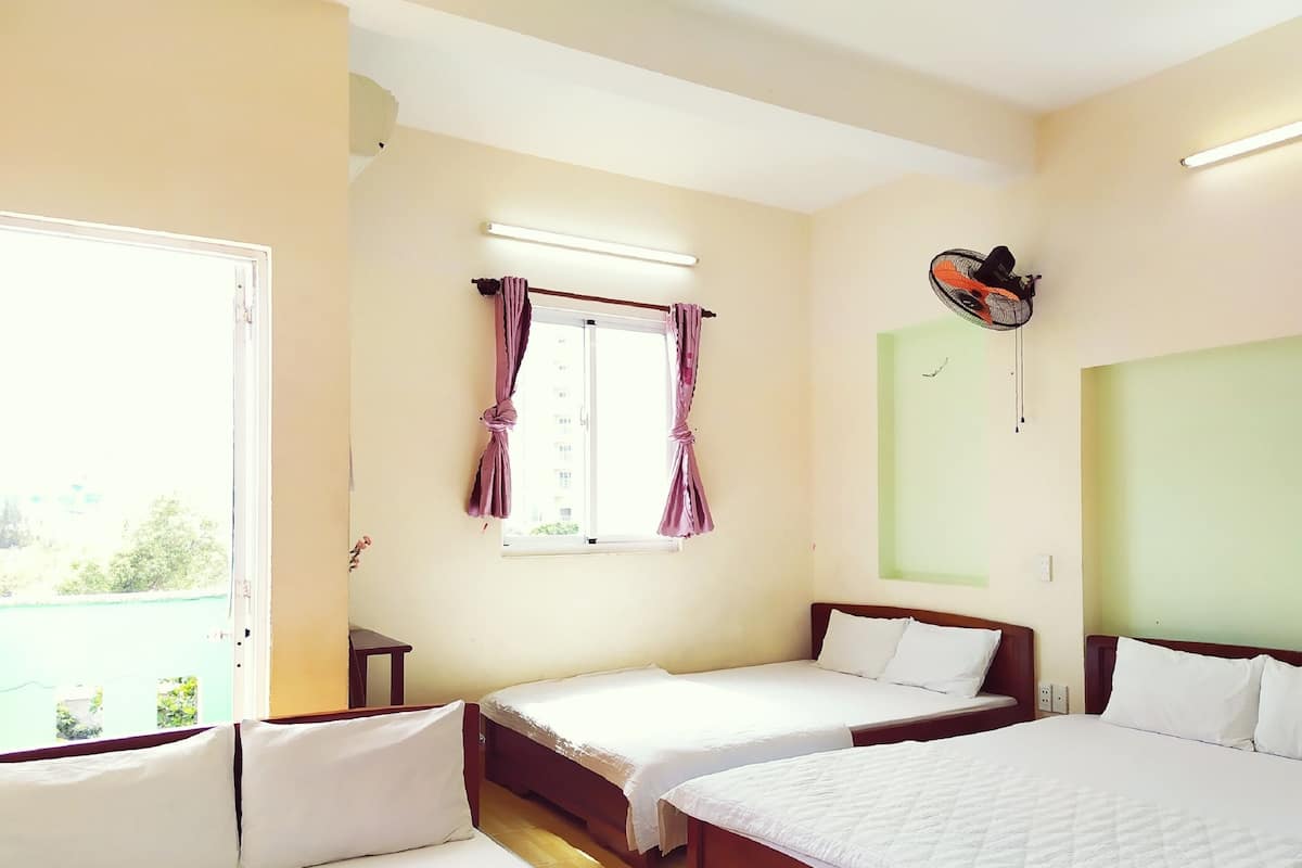 Dormitorio compartido familiar, varias camas, patio | Escritorio, espacio para trabajar con laptop y cortinas blackout