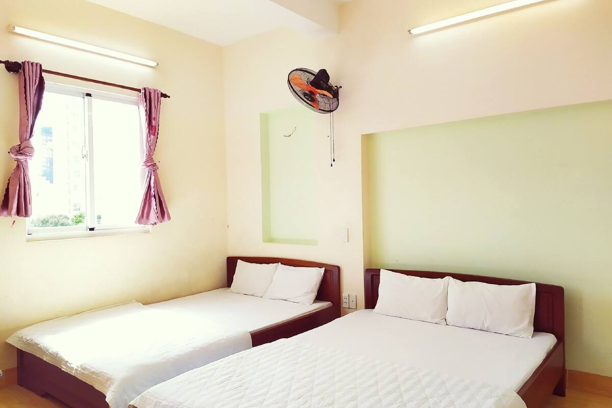 Habitación cuádruple superior, 2 camas de matrimonio, baño privado | Escritorio, espacio para trabajar con un portátil, cortinas opacas