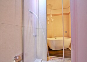 Badewanne, Haartrockner, Bidet, Handtücher