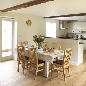 Luxury Cottage, Ensuite, Garden View (Orchard Cottage) | Restaurant - Manor Farm Courtyard Cottages (Thatcham)