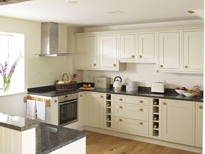 Luxury Cottage, Ensuite, Garden View (Orchard Cottage) | Shared kitchen | Highchair - Manor Farm Courtyard Cottages (Thatcham)