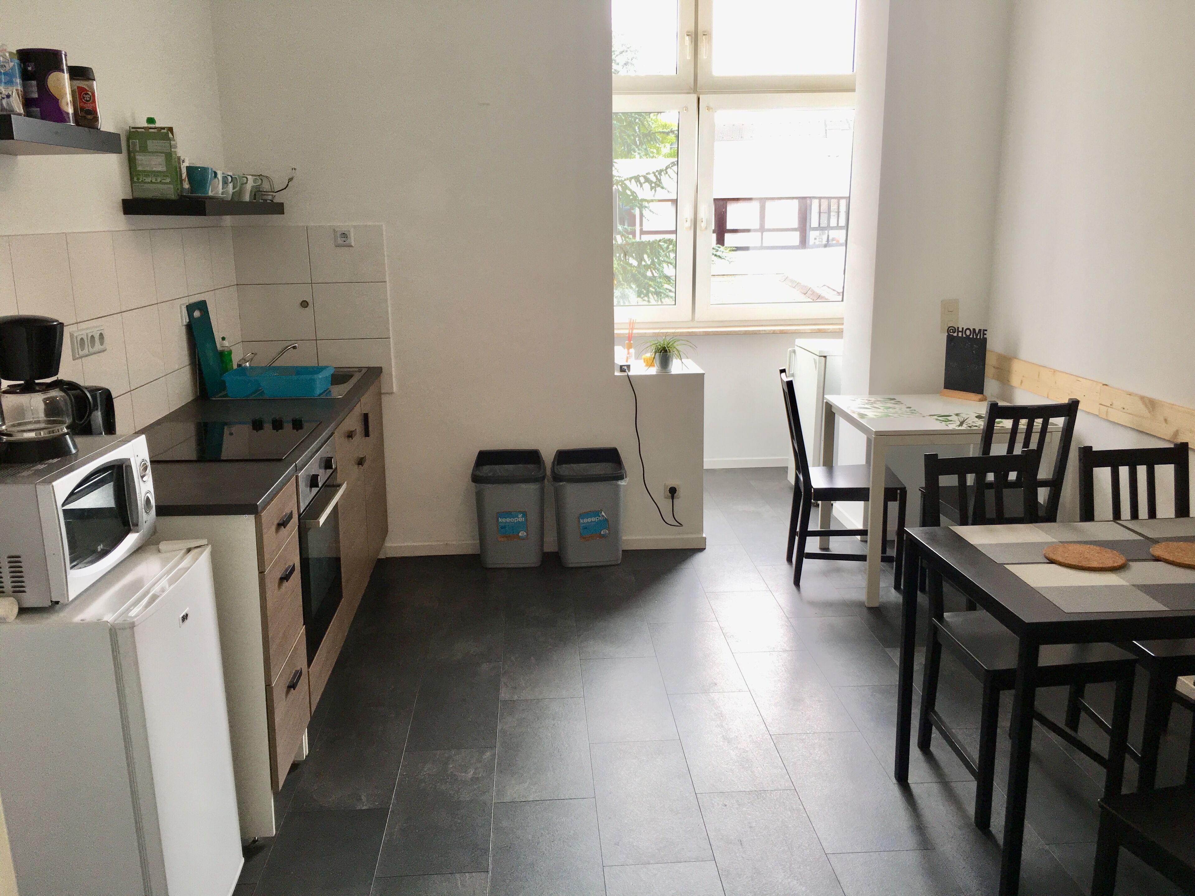 Kühlschrank, Mikrowelle, Herdplatte, Wasserkocher mit Kaffee-/Teezubehör