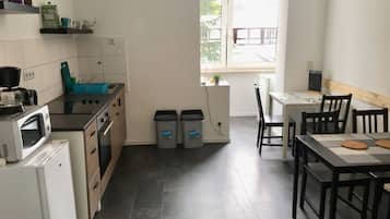 Kühlschrank, Mikrowelle, Herdplatte, Wasserkocher mit Kaffee-/Teezubehör