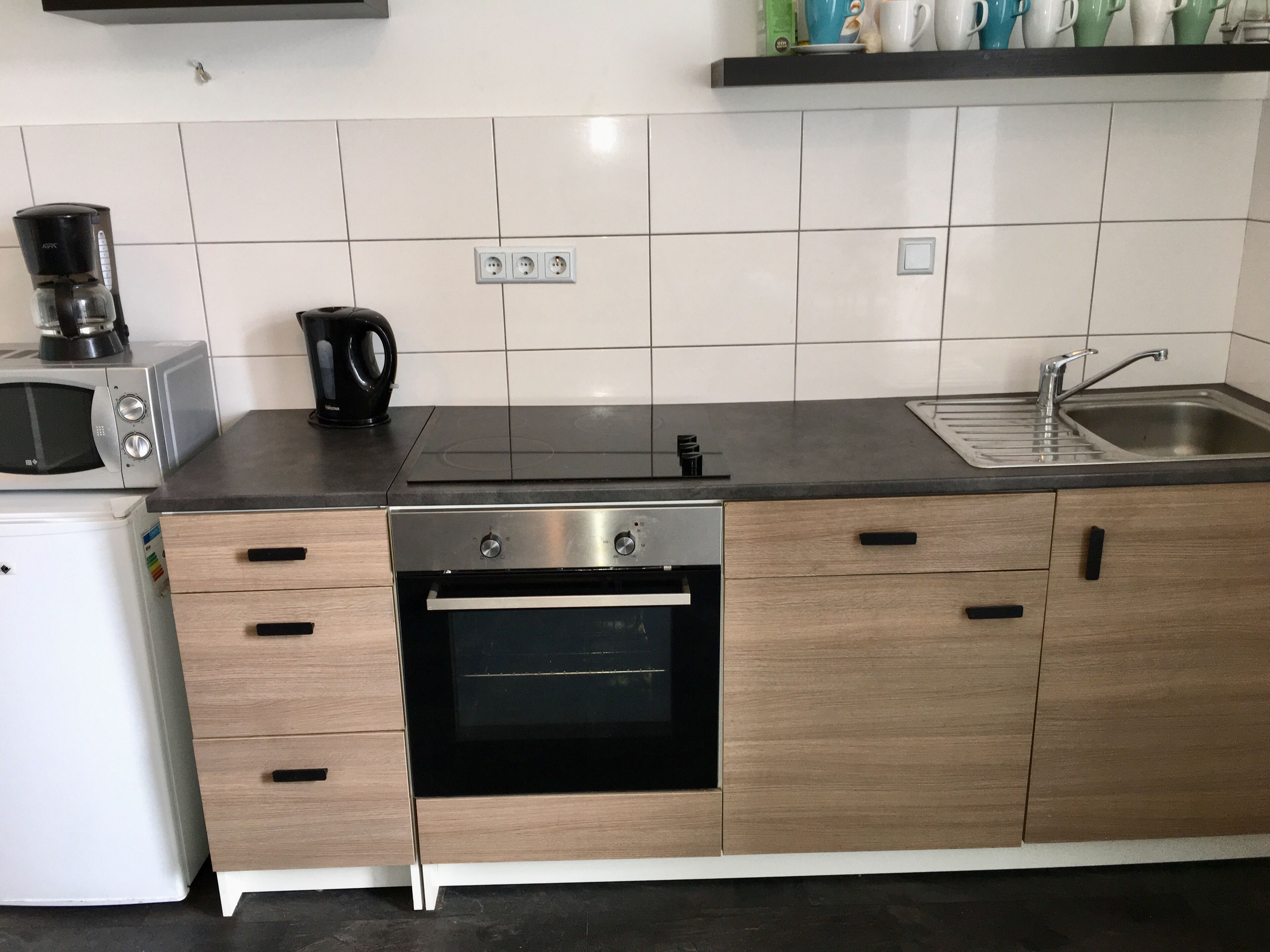 Kühlschrank, Mikrowelle, Herdplatte, Wasserkocher mit Kaffee-/Teezubehör