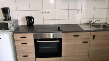 Kühlschrank, Mikrowelle, Herdplatte, Wasserkocher mit Kaffee-/Teezubehör