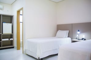 Ejecutivo Soltero | Espacio para trabajar con laptop, wifi gratis y ropa de cama 