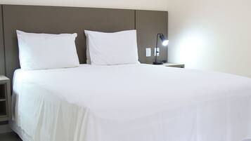 Espacio para trabajar con un portátil, wifi gratis, ropa de cama