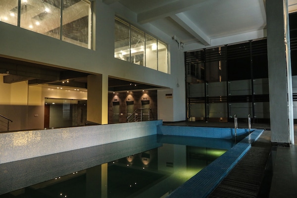 Kolam renang tertutup