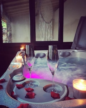 Indoor spa tub