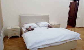 Quarto casal básico | Roupas de cama premium, cortinas blackout, quartos à prova de som