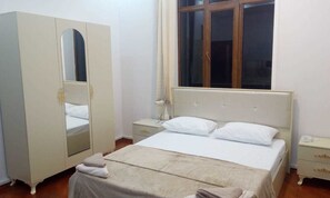 Premium bedding, blackout drapes, soundproofing, iron/ironing board - Yeshim Guest House (Baku)