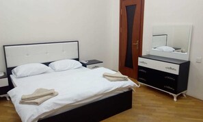 Premium bedding, blackout drapes, soundproofing, iron/ironing board - Yeshim Guest House (Baku)