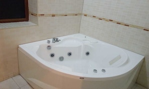 Jetted bathtub