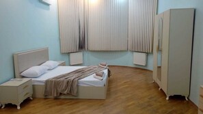 Premium bedding, blackout drapes, soundproofing, iron/ironing board - Yeshim Guest House (Baku)