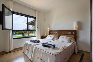 2 chambres, coffres-forts dans les chambres, fer et planche à repasser