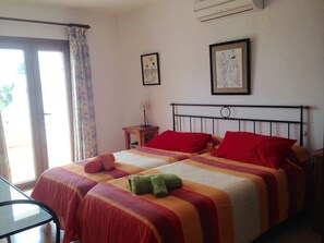 2 chambres, coffres-forts dans les chambres, fer et planche à repasser