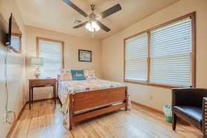 3 bedrooms, desk, iron/ironing board, free WiFi