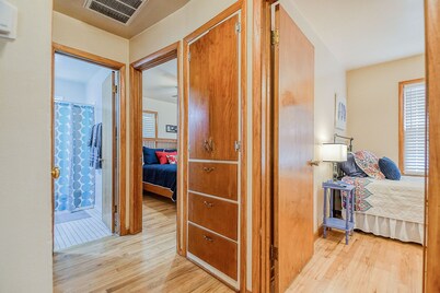 Oklahoma Themed 3 BED with lots of parking! SHORT OR EXTENDED STAY!