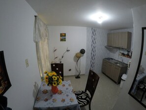Apartment | Private kitchen | Fridge, microwave, cookware/dishes/utensils - Apartamento cerca Aeropuerto El dorado (Bogotá)