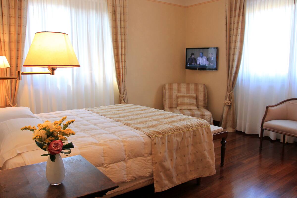 Double Room | Minibar, desk, laptop workspace, blackout drapes
