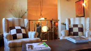 Lobby sitting area - Hotel Ristorante degli Angeli (Magliano Sabina)