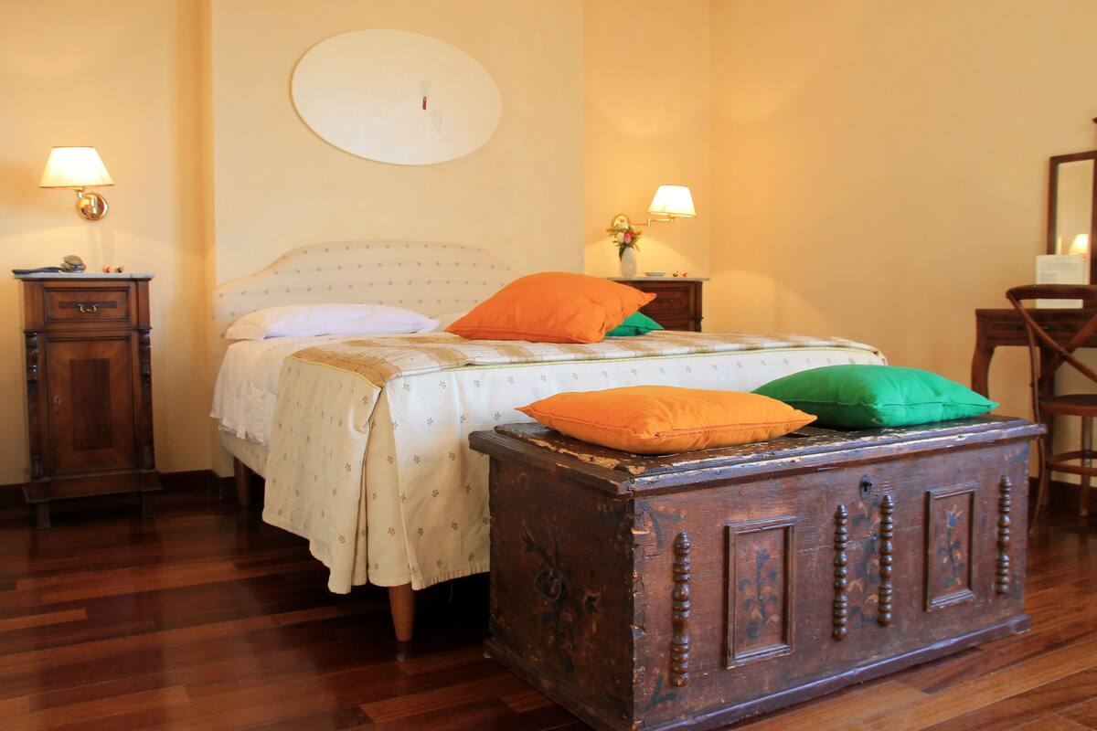 Comfort Single Room | Minibar, desk, laptop workspace, blackout drapes