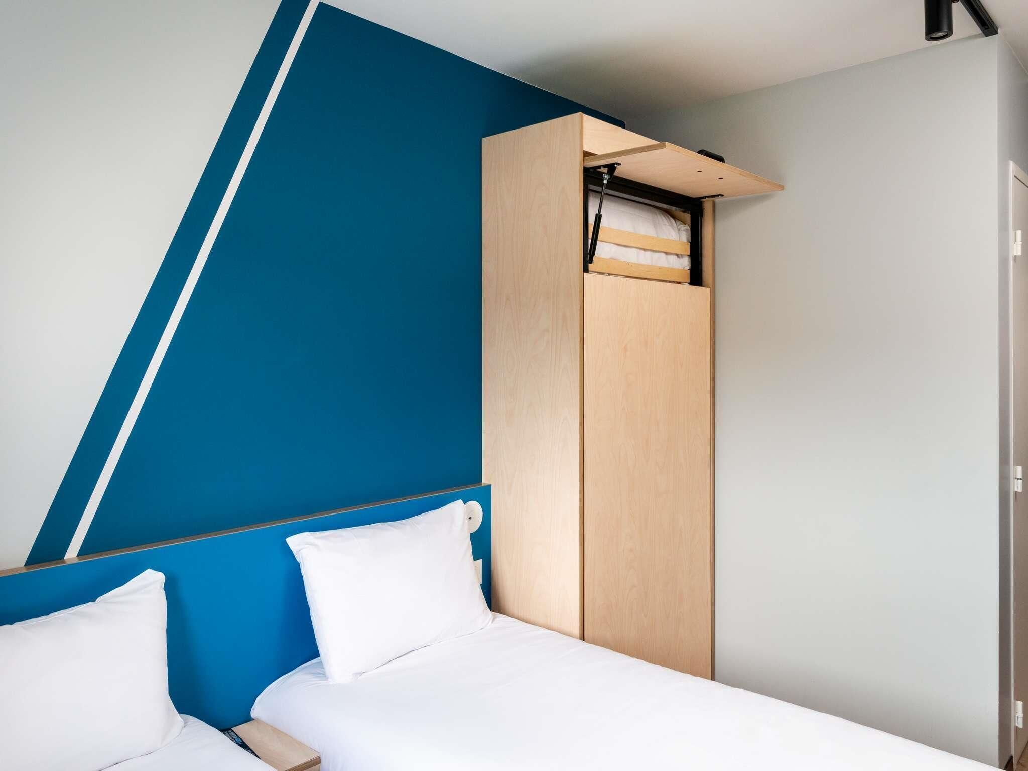Habitación, varias camas | Insonorización, wifi gratis y ropa de cama 