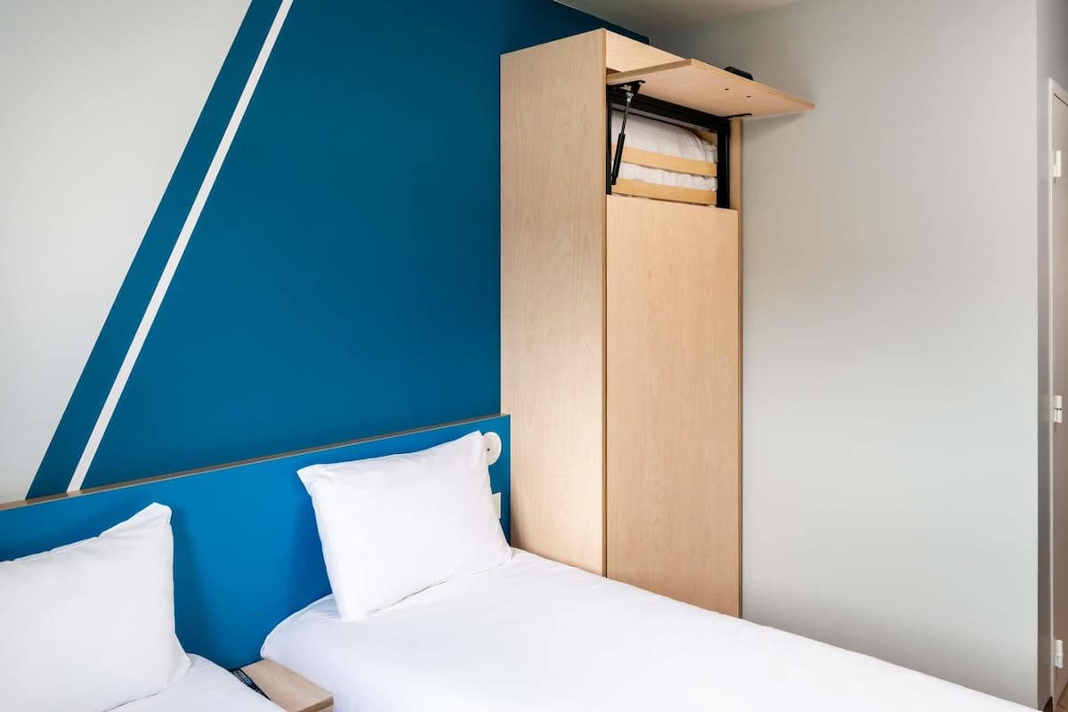 Habitación, varias camas | Insonorización, wifi gratis y ropa de cama