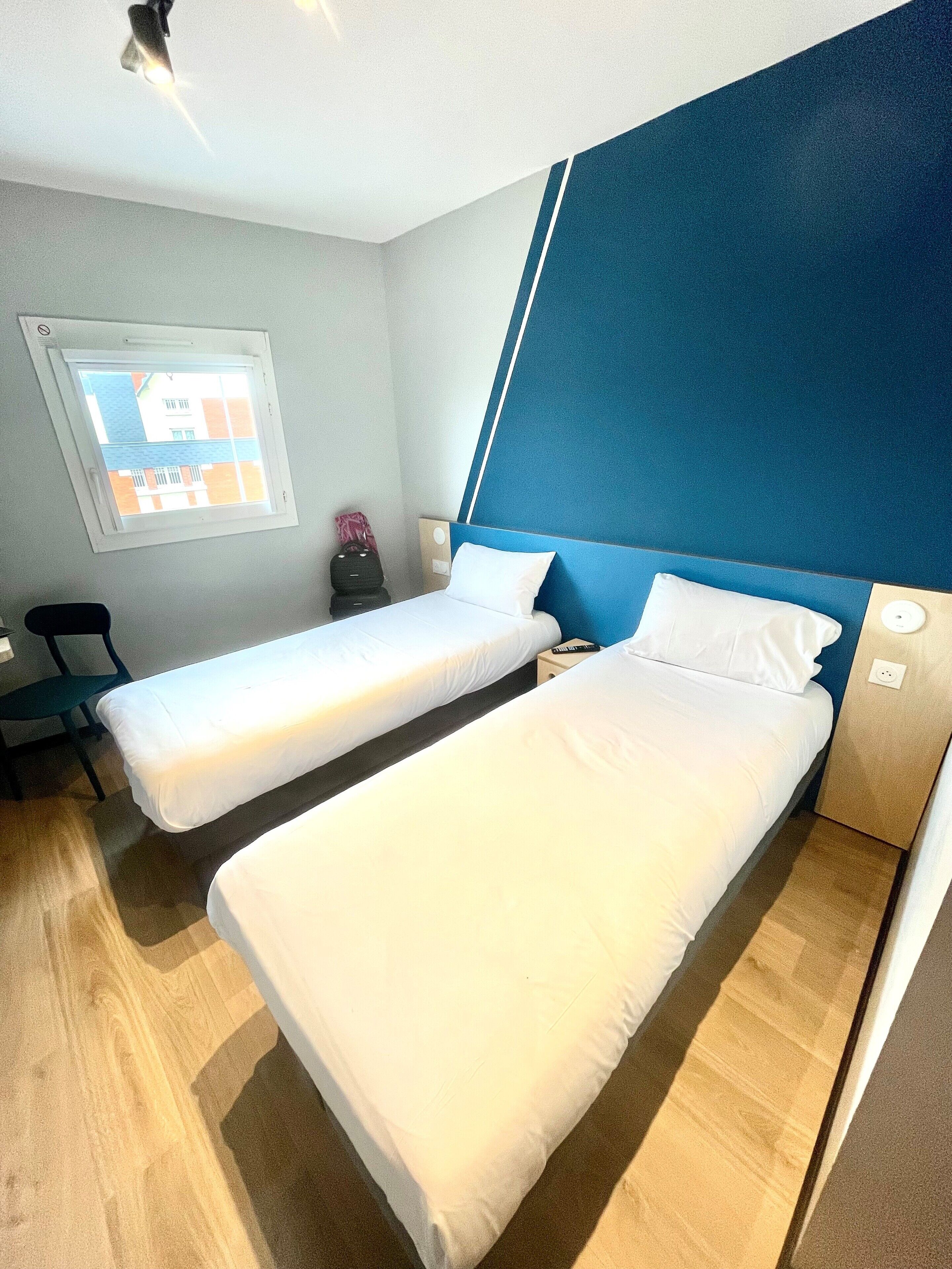 room, 2 single beds | soundproofing, free wifi, bed sheets