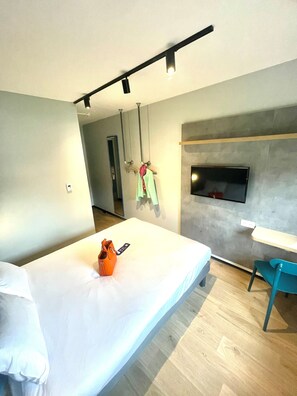 Double Room, Multiple Beds | Soundproofing, free WiFi, bed sheets - ibis budget Fécamp (Fecamp)