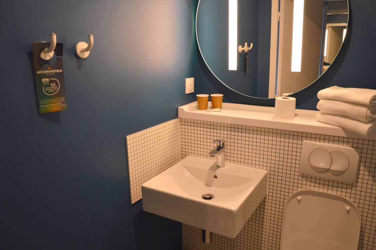 eco-friendly toiletries, towels