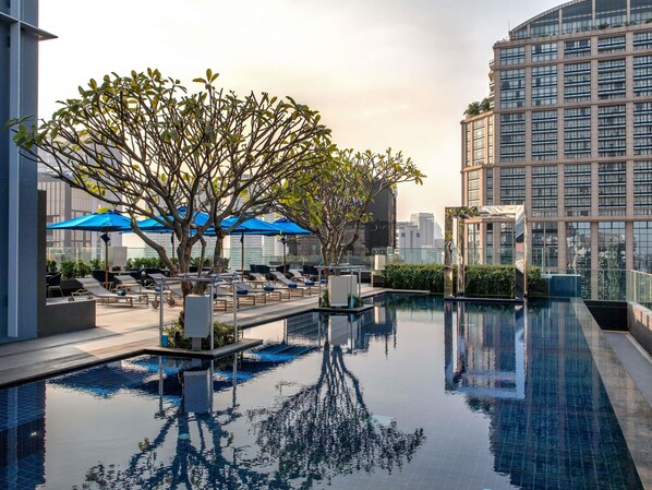 Outdoor pool, pool umbrellas, sun loungers
