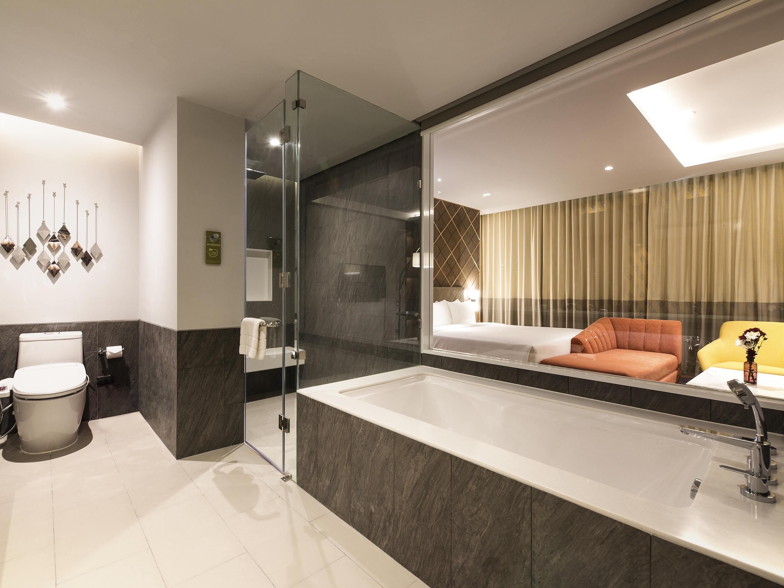 deluxe suite, 1 king bed, city view | bathroom | shower, eco-friendly toiletries, hair dryer, towels