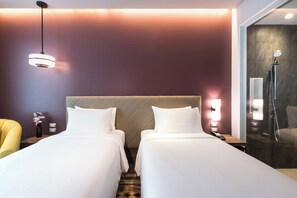 In-room safe, desk, laptop workspace, iron/ironing board - Mercure Bangkok Sukhumvit 24 (Bangkok)