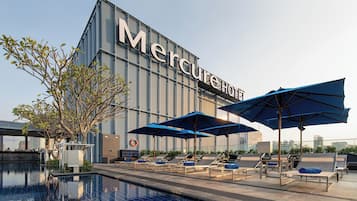 Outdoor pool, pool umbrellas, sun loungers