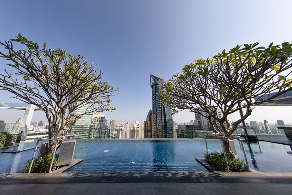 Outdoor pool, pool umbrellas, sun loungers