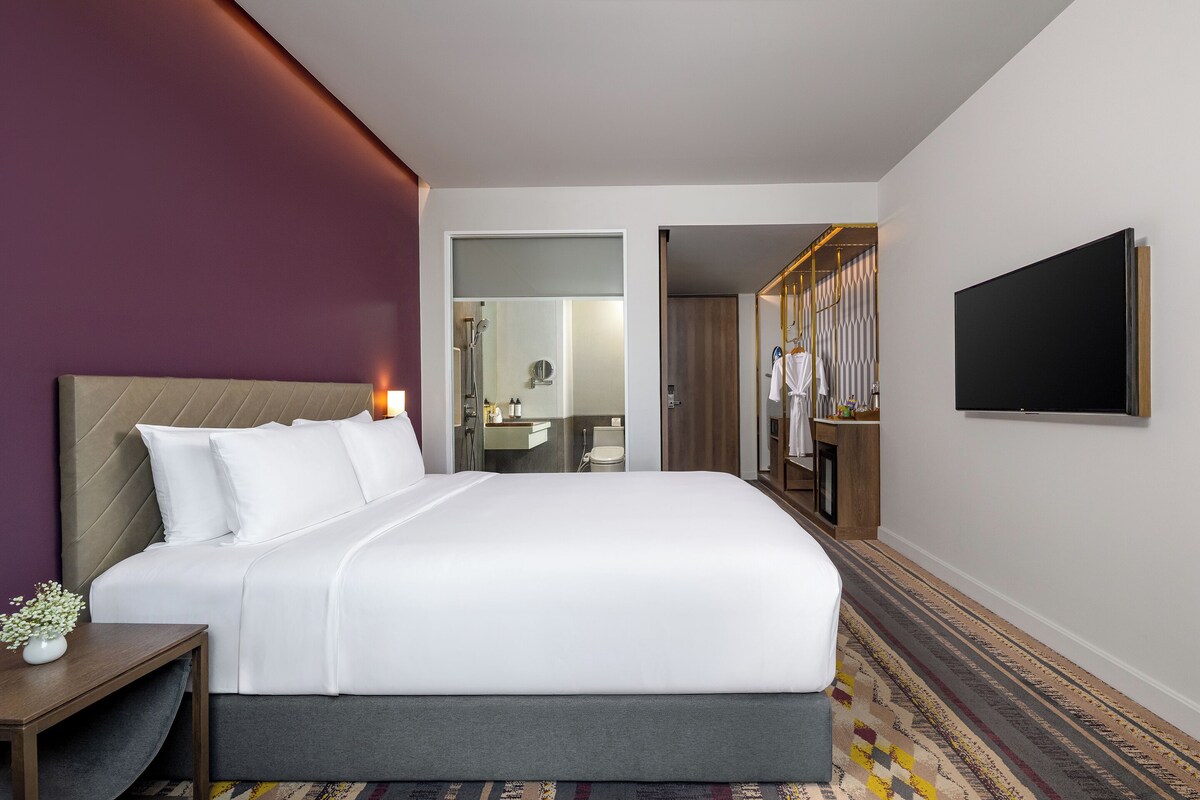 Deluxe Room, City View | Een kluis op de kamer, een bureau, een laptopwerkplek