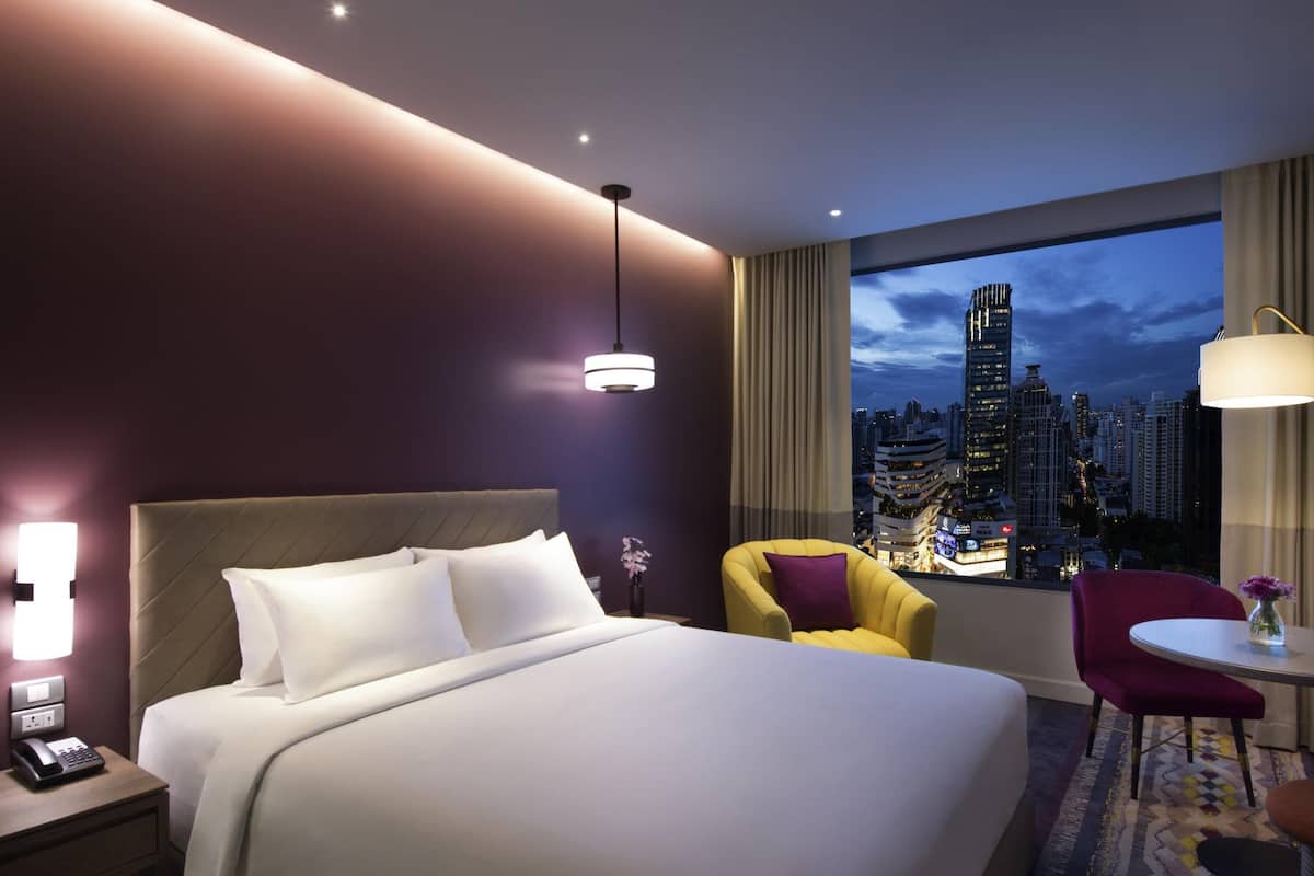 Habitación superior, 1 cama de matrimonio grande, vistas a la ciudad | Caja fuerte, escritorio, espacio para trabajar con un portátil