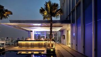 Outdoor pool, pool umbrellas, sun loungers