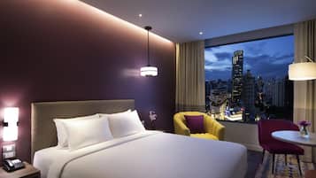 Habitación superior, 1 cama de matrimonio grande, vistas a la ciudad | Caja fuerte, escritorio, espacio para trabajar con un portátil