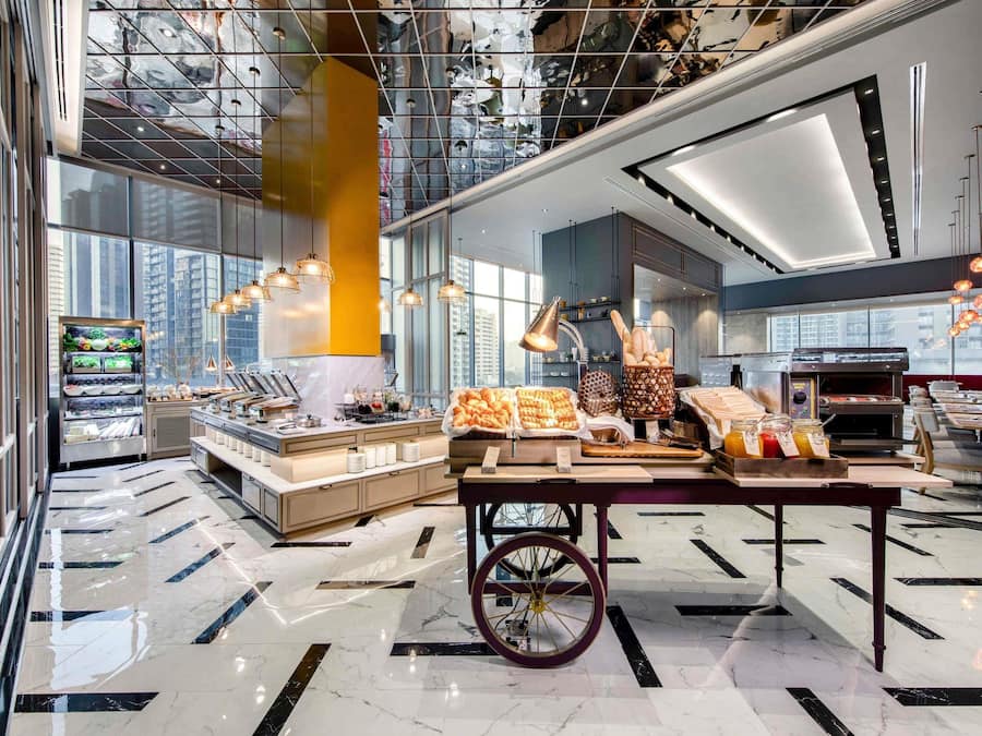 Frokost serveres, internasjonale retter