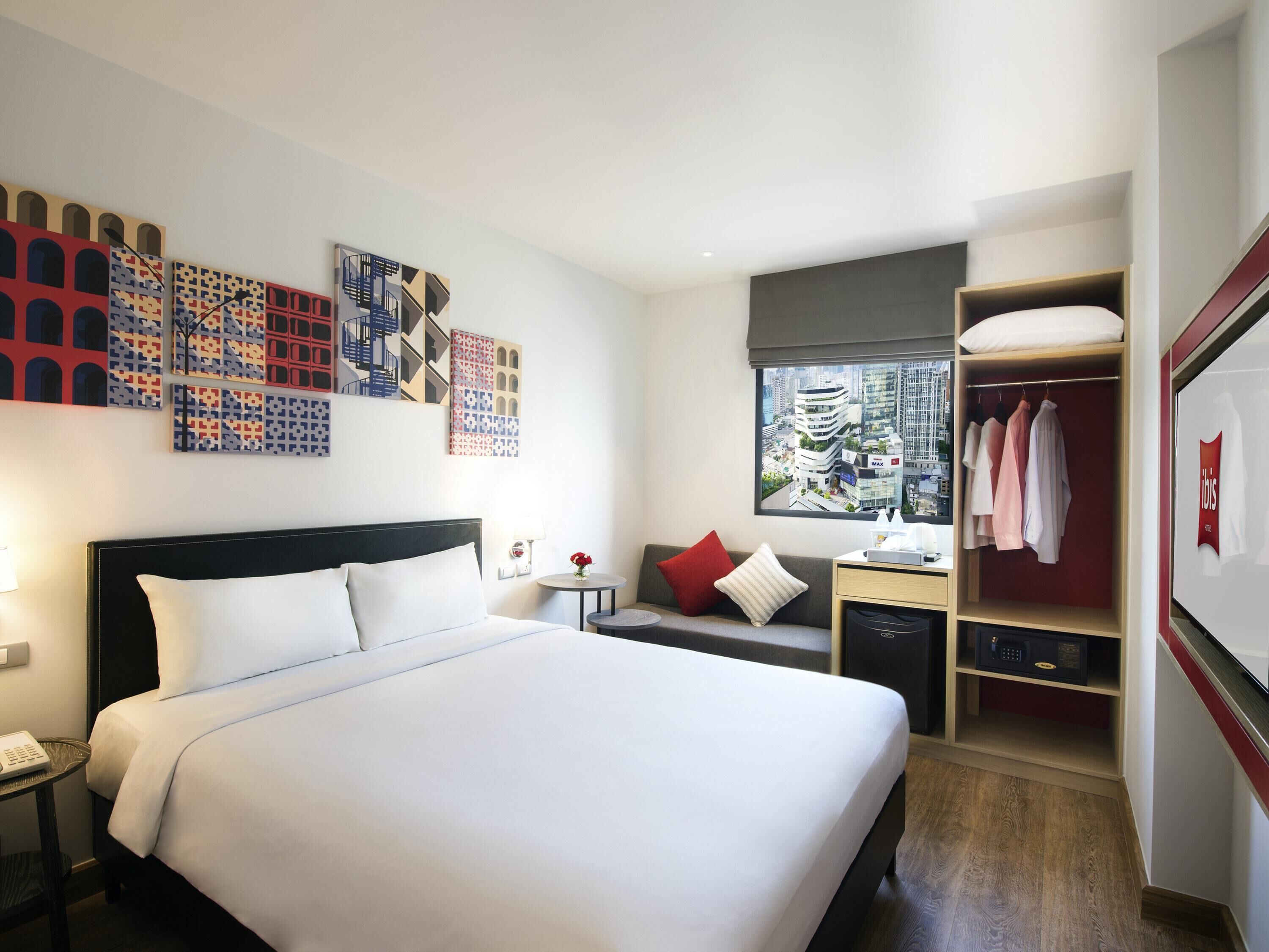 Habitación estándar, 1 cama de matrimonio | Caja fuerte, escritorio, cunas gratuitas y wifi gratis