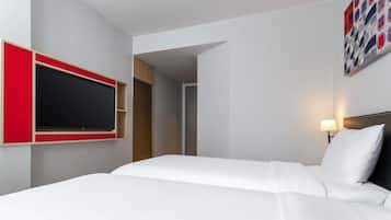 Standaard kamer, 2 eenpersoonsbedden | Een kluis op de kamer, een bureau, gratis babybedden, gratis wifi